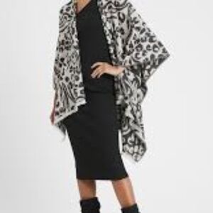 Banana Republic Reversible Black and White Leopard Print Poncho EUC